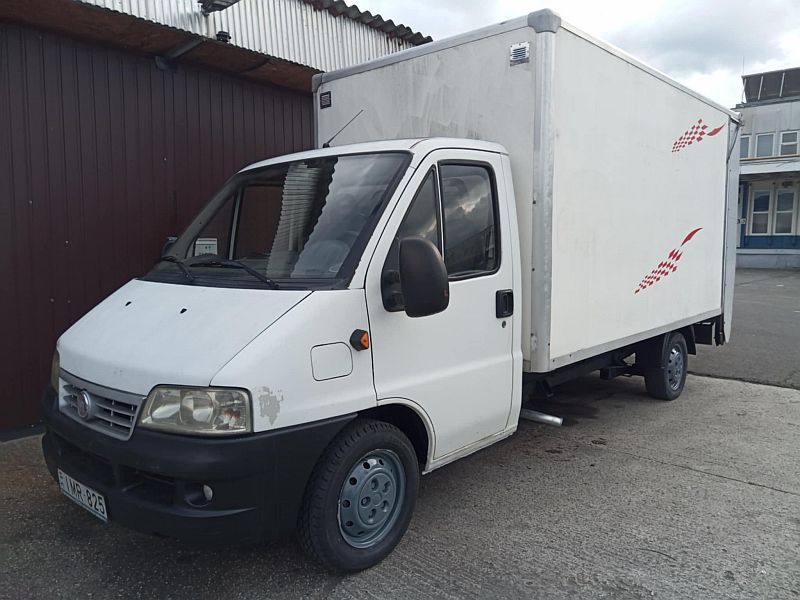 Dobozos hátfalas kisteherautó